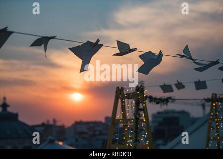 Papiere mit Literatur und eine Stadt sunset Hintergrund Stockfoto