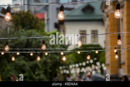 Glühlampen in einem Garten - Sommer Party und Kultur Konzept Stockfoto