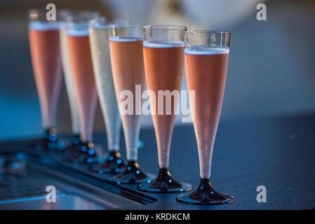 Gläser mit Champagner bei Nacht Stockfoto