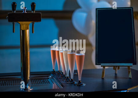 Gläser mit Champagner bei Nacht Stockfoto