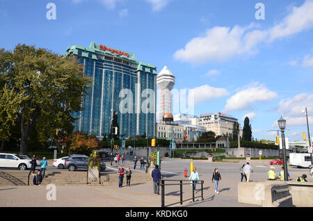 Oakes Garden Theatre mit Sheraton On The Falls Hotel und Niagara Casino und Hard Rock Cafe. Clifton Hill, Niagara Falls, Ontario, Kanada. Stockfoto
