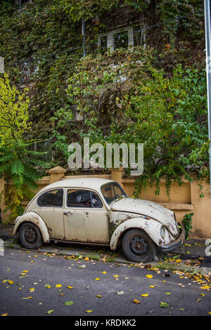 Alten, verlassenen Auto in Bukarest Stockfoto