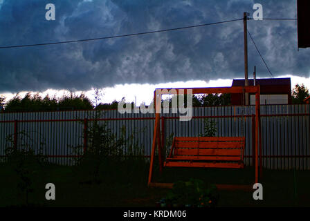 Metall Zaun in den Garten im Sommer, Russland Stockfoto