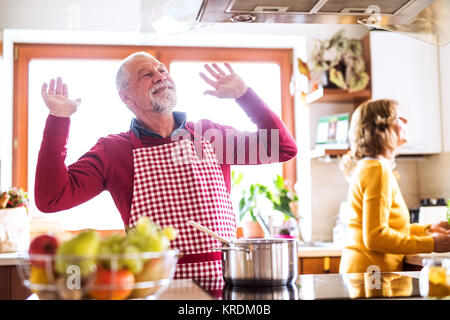 Senior paar Zubereitung von Speisen in der Küche. Stockfoto