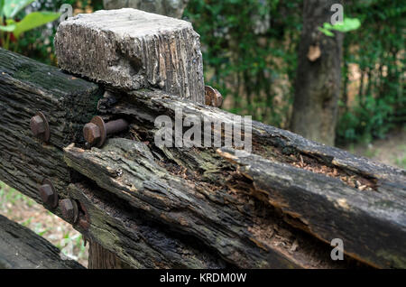 Nahaufnahme des verfallenen getragen Holzzaun ausklingende Holz- Textur mit shollow DOF Stockfoto