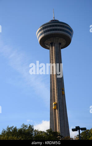 Skylon Tower mit externen 'yellow Bug' Aufzüge am Niagara Falls, Ontario, Kanada Stockfoto