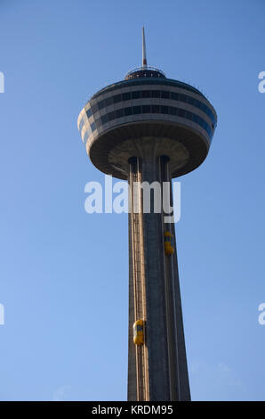 Skylon Tower mit externen 'yellow Bug' Aufzüge am Niagara Falls, Ontario, Kanada Stockfoto