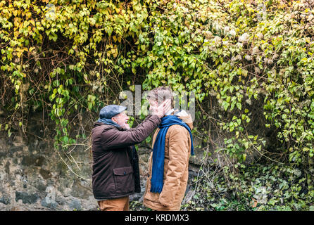 Senior Vater und seinem jungen Sohn auf einem Spaziergang. Stockfoto