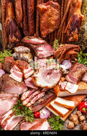 Stillleben mit verschiedenen geräucherten Schweinefleisch Stockfoto