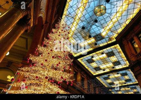 Rom Weihnachten LED-Lichter Baum, Galleria Alberto Sordi, früher Galleria Colonna, Via del Corso, Rom, Italien, Europa, EU. Weihnachten Weihnachten Weihnachten Stimmung. Stockfoto