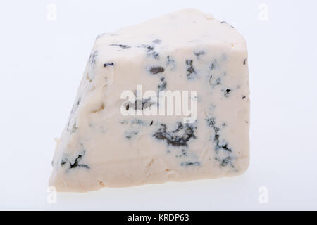 Stück Blauschimmelkäse auf weißem Hintergrund Stockfoto