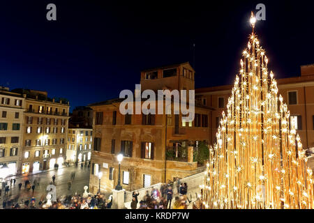 Rom Weihnachten led Baum, an der Spanischen Treppe, Trinità dei Monti, die Piazza di Spagna in der Nacht. Italien, Europa. Weihnachten, Xmas Stimmung, Winter. Stockfoto