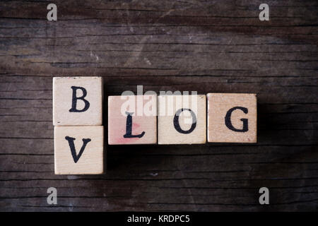 Vlog Blog - Namen aus Holz Buchstaben. informativ und Kommunikation Hintergrund. Stockfoto