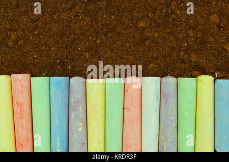 Farbenfrohen Pastelltönen sidewalk Chalk auf dunklen Asphalt Hintergrund. Stockfoto