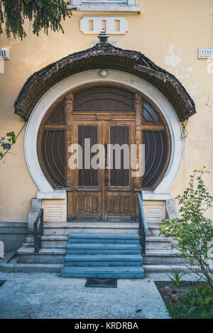 Alte Eingang mit schönen Tür in Bukarest Stockfoto