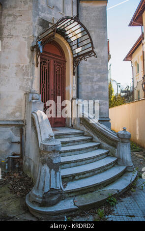Alte Eingang mit schönen Tür in Bukarest Stockfoto