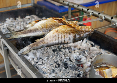 Fisch vom Grill über die Holzkohle Stockfoto