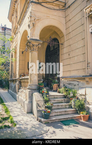 Alte Eingang mit schönen Tür in Bukarest Stockfoto