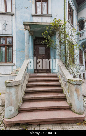 stilvolle Eintritt in ein Wohnhaus, eine interessante Fassade der alten