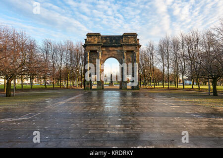 Die McLennan Arch am Eingang zu Glasgow Green Park, mit der William Collins Springbrunnen im Hintergrund. Stockfoto