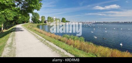 Fehmarn, Blick vom deichweg auf der Burger See, den Jachthafen von Burg und burgtiefe Stockfoto