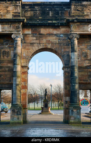 Detail der McLennan Arch am Eingang zu Glasgow Green Park, mit der William Collins Springbrunnen im Hintergrund. Stockfoto