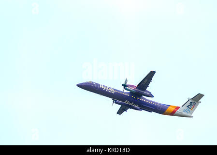 Flybe Verkehrsflugzeug G-JEDR Bombardier Dash 8 Q400 fliegen über Kopf nach. Stockfoto