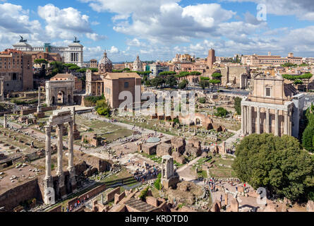 Rom, Forum. Blick vom Palatin über die antiken Ruinen des Forum Romanum (Foro Romano), Rom, Italien Stockfoto