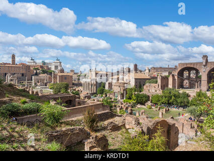 Rom, Forum. Blick vom Palatin über die antiken Ruinen des Forum Romanum (Foro Romano), Rom, Italien Stockfoto