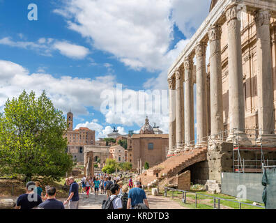 Rom, Forum. Die Via Sacra mit dem Tempel des Antoninus und der Faustina auf der rechten Seite, Forum Romanum (Foro Romano), das antike Rom, Rom, Italien Stockfoto