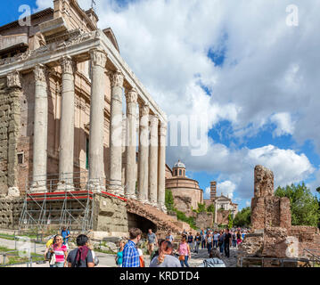 Rom, Forum. Die Via Sacra mit dem Tempel des Antoninus und der faustina Links, Forum Romanum (Foro Romano), Rom, Italien Stockfoto