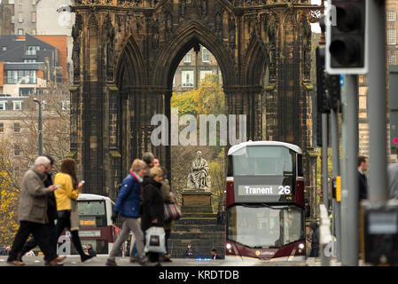 Sitzer Schriftsteller Sir Walter Scott statue am Scott Monument auf der Princess Street, Edinburgh. Stockfoto