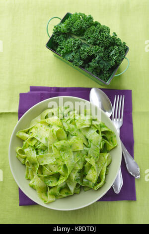 Pasta mit Pesto Grünkohl Stockfoto