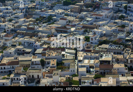 Lindos Blick aus der Vogelperspektive über weiße Dächer, Griechenland, Rhodos, Lindos Stockfoto