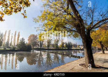 Die trittsteine Brücke über den Tamega Fluss in Chaves, Nord-Portugal Stockfoto