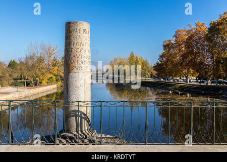 Eine der commemorative Marker Spalten der historischen römischen Brücke von Kaiser Trajan in der Stadt Chaves, im Norden von Portugal Stockfoto