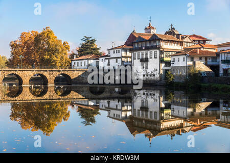 Die historische römische Brücke von Kaiser Trajan in der Stadt Chaves, im Norden von Portugal Stockfoto