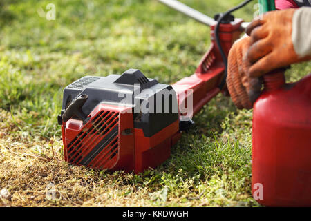 Nahaufnahme der Rasentrimmer Maschine in Hof Stockfoto