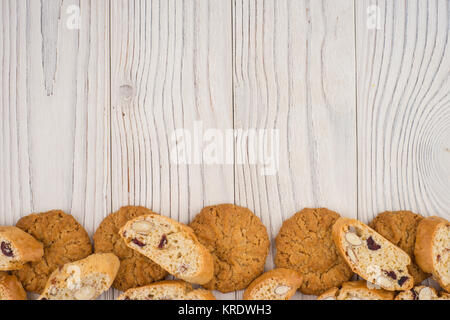 Andere Cookies auf eine alte weiße Holztisch. Stockfoto