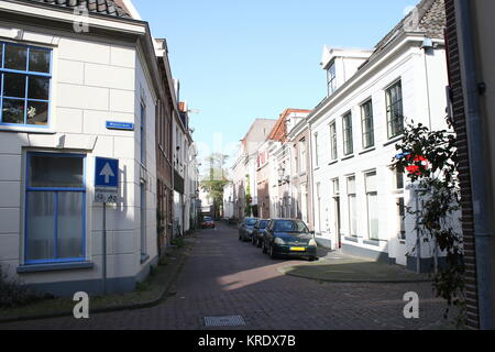 Alte mittelalterliche Innenstadt von Zwolle, Niederlande an Walstraat und Wolweverstraat. Stockfoto