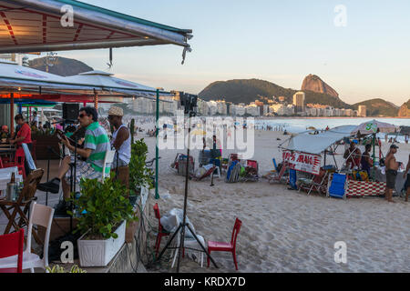 Rio de Janeiro, Brasilien - Dec 17, 2017: Band Bossa Nova und Samba an einem Kiosk am Strand von Copacabana, Rio de Janeiro, Brasilien Stockfoto