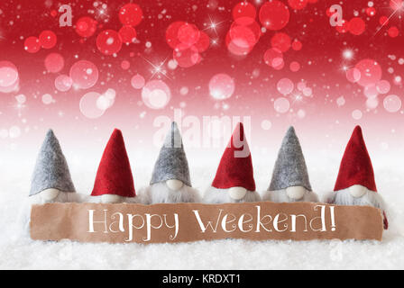 Etikett mit englischem Text Happy Weekend. Weihnachten Grußkarten mit Rote Zwerge. Sekt Bokeh und weihnachtlichen Hintergrund mit Schnee und Sterne. Stockfoto