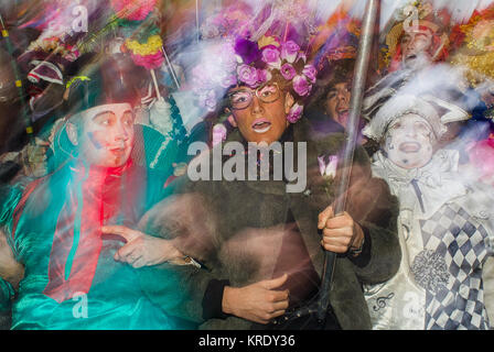 Dünkirchen, Frankreich - 23. Februar 2004: Dünkirchen Karneval. Die Basis der Band ist auf der Linie. Wenn das Band läuft durch die Straßen, Stockfoto