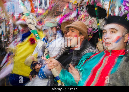 Dünkirchen, Frankreich - 23. Februar 2004: Dünkirchen Karneval. Die Basis der Band ist auf der Linie. Wenn das Band läuft durch die Straßen, Stockfoto