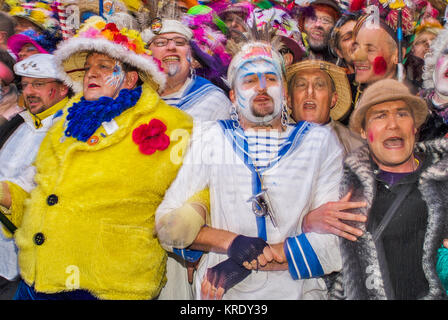 Dünkirchen, Frankreich - 23. Februar 2004: Dünkirchen Karneval. Die Basis der Band ist auf der Linie. Wenn das Band läuft durch die Straßen, Stockfoto