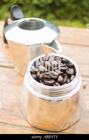 Geröstete Kaffeebohnen in Moka pot Stockfoto