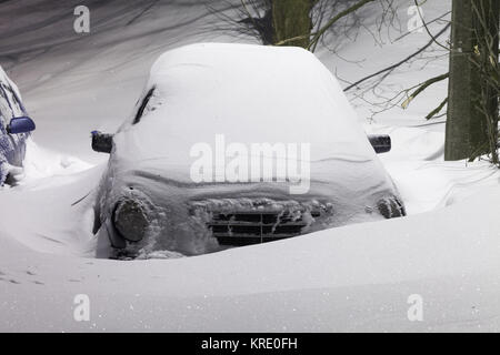 Schneebedeckte Autos nach Schneefall in der Nacht Stadt Stockfoto