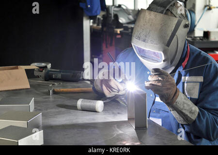 Schweißer arbeitet in einer Metallkonstruktion Unternehmen Stockfoto