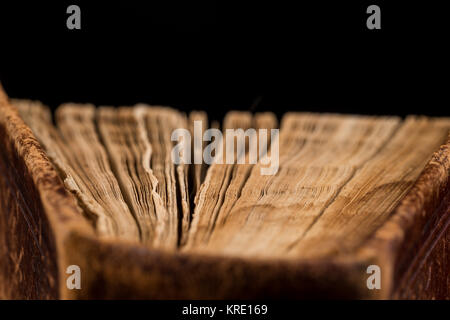 Alte Buch schoss auf schwarzem Hintergrund Stockfoto