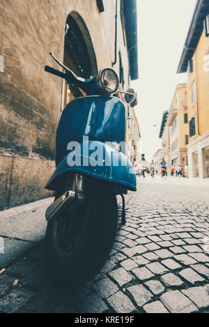 Blau Roller auf einer schmalen Straße in Italien Stockfoto